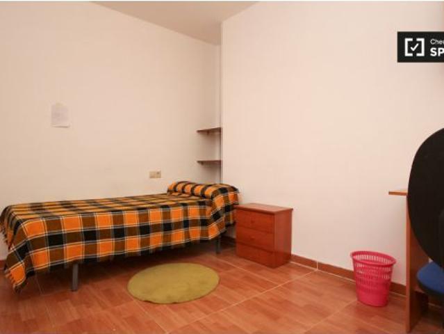 Apartamento de 2 dormitorios con múltiples balcones en el centro de la ciudad de Granada