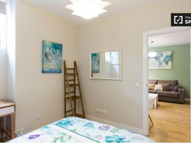 Apartamento de 2 dormitorios con patio para alquilar en Argüelles