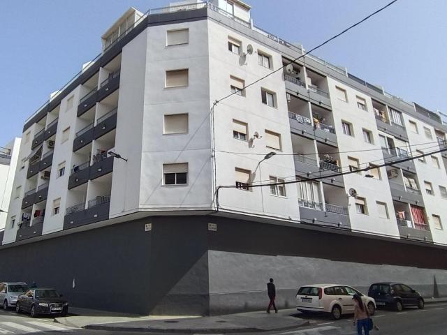 Apartamento de 2 dormitorios con piscina y terraza junto a Plaza del Molino – Torrevieja