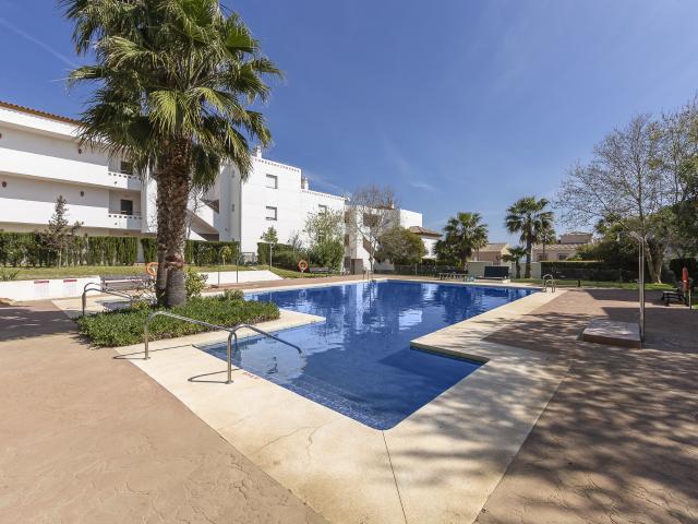 Apartamento de 2 dormitorios en Alcaidesa con piscina comunitaria