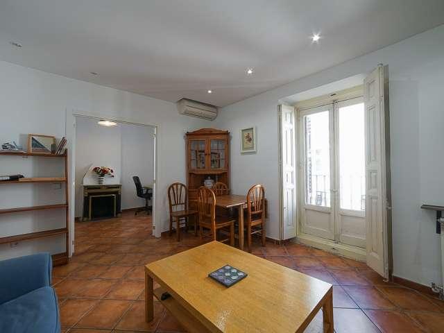 Apartamento de 2 dormitorios en alquiler en Cortes, Madrid