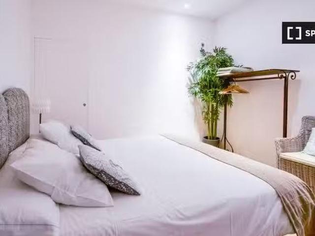 Apartamento de 2 dormitorios en alquiler en Cortes, Madrid