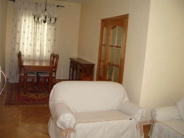 Apartamento de 2 dormitorios en alquiler en Cortes, Madrid