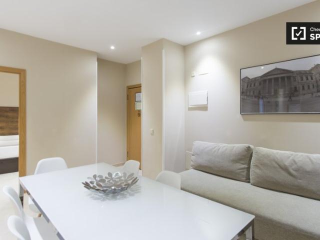 Apartamento de 2 dormitorios en alquiler en Sol, Madrid