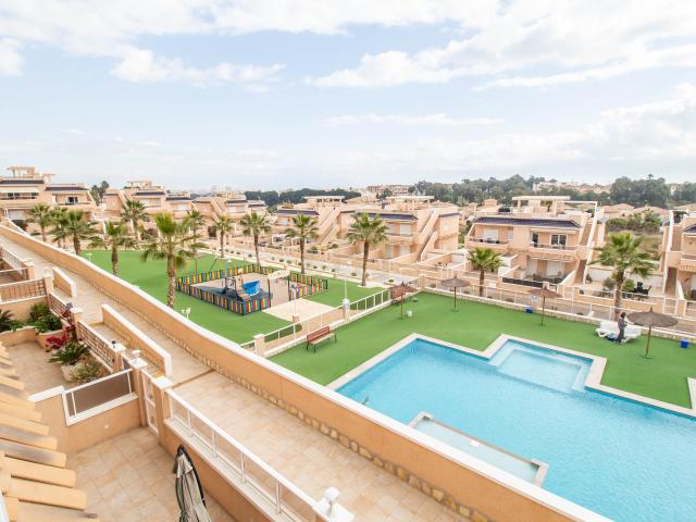 Apartamento de 2 dormitorios en Punta Prima con parking privado y una bonita terraza