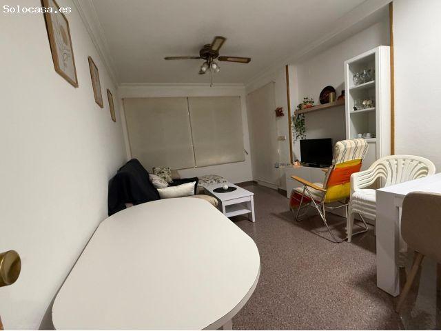 Apartamento de 2 dormitorios en primera línea de la Playa de Poniente con parking, trastero y vistas