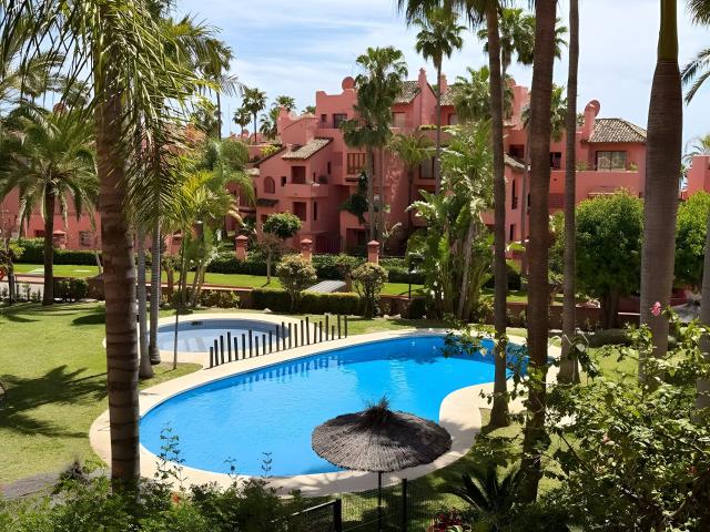 Apartamento de 2 dormitorios en segunda línea de playa con s. 120m² Estepona