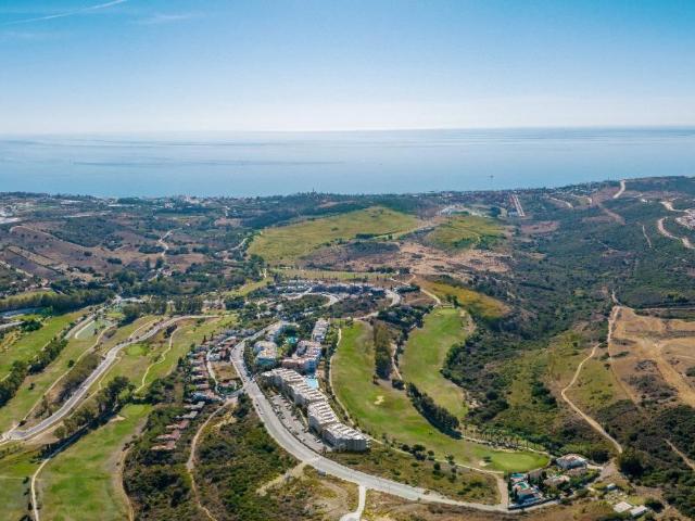 Apartamento de 2 dormitorios y 2 baños con terraza, vistas al Golf. Estepona Golf