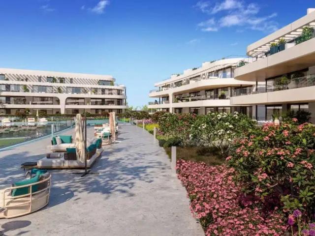 Apartamento de 2 dormitorios y 2 baños en Atalaya Golf con p. 114m² Estepona