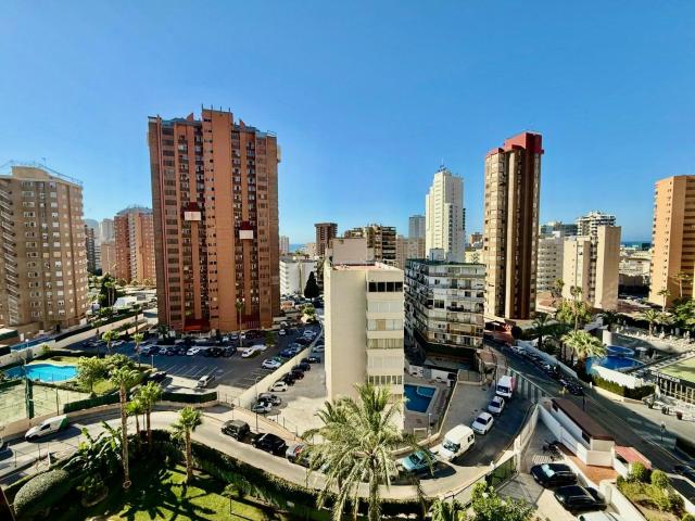 ¡EN EXCLUSIVA! APARTAMENTO DE 2 DORMITORIOS 1+1 CON VISTAS AL MAR, PARKING Y PISCINA EN BENIDORM