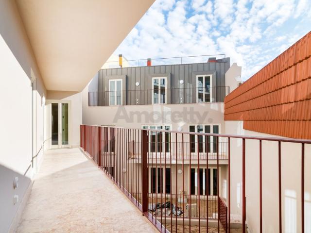 Apartamento de 2 Quartos de Luxo em Lisboa com Varanda Ampla