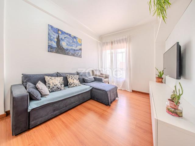 Apartamento de 2 Quartos em Damaia de Cima