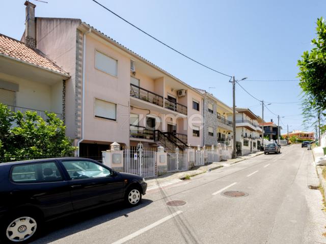 Apartamento de 2 quartos + estúdio com quintal em Vale de Milhaços