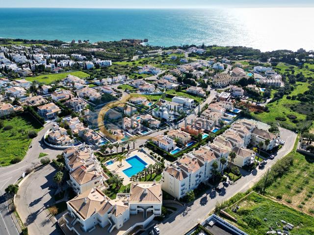 Apartamento de 2 quartos, inserido num prédio com piscina, garagem coberta, localizado em São Rafael, cerca 8 min a pé da Praia