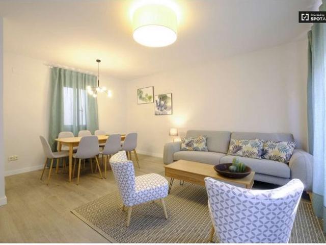 Apartamento de 3 dormitorios con aire acondicionado y balcones en alquiler en Malasaña
