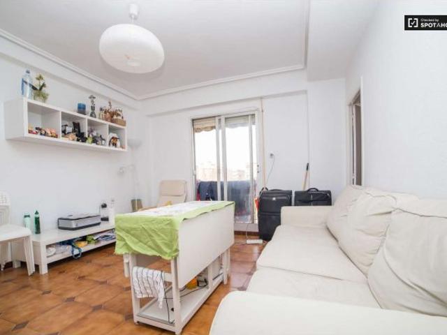 Apartamento de 3 dormitorios con balcón en alquiler cerca de la Universidad de Valencia y Jardines d
