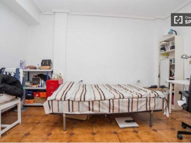Apartamento de 3 dormitorios con balcón en alquiler cerca de la Universidad de Valencia y Jardines d