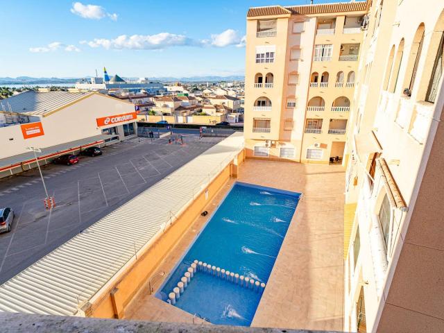 Apartamento de 3 dormitorios con piscina comunitaria en Torrevieja