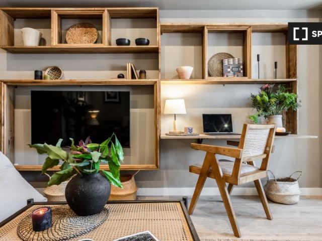 Apartamento de 3 dormitorios en alquiler en Almagro, Madrid