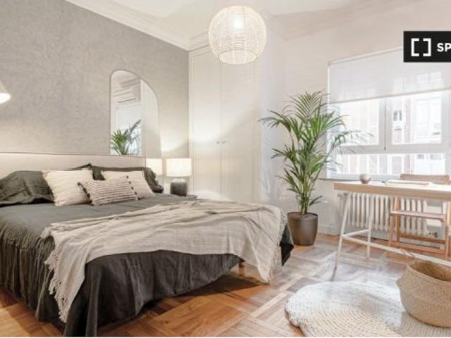Apartamento de 3 dormitorios en alquiler en Almagro, Madrid
