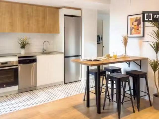 Apartamento de 3 dormitorios en alquiler en Can Baró, Barcelona
