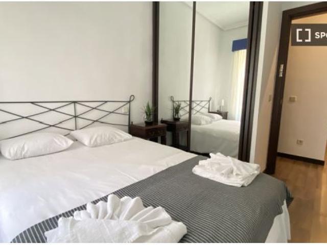 Apartamento de 3 dormitorios en alquiler en Castellana