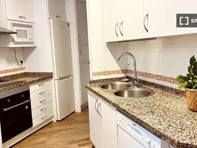 Apartamento de 3 dormitorios en alquiler en Los Remedios, Sevi.