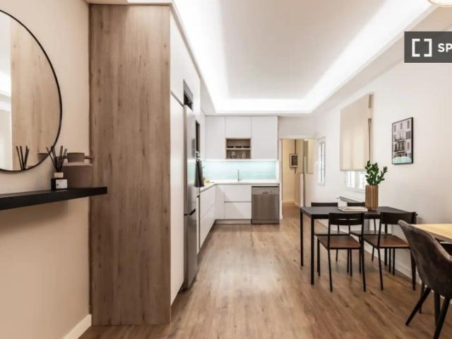 Apartamento de 3 dormitorios en alquiler en Pacífico, Madrid