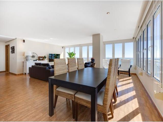 APARTAMENTO DE 3 DORMITORIOS EN PRIMERA LINEA DE MAR CON IMPRESIONANTES VISTAS!