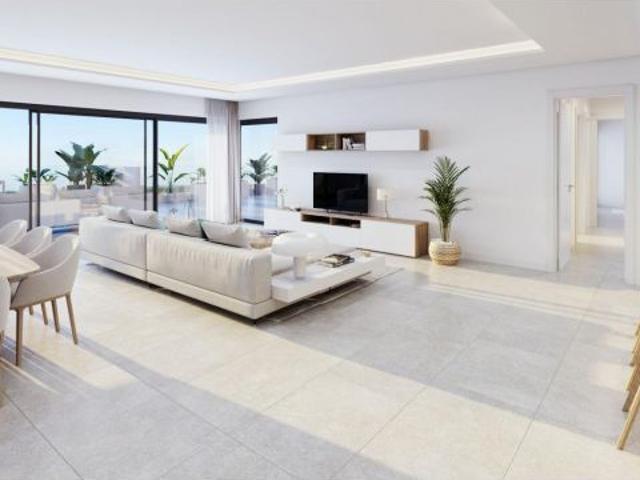 Apartamento de 3 dormitorios y 3 baños con vistas al mar. Estepona