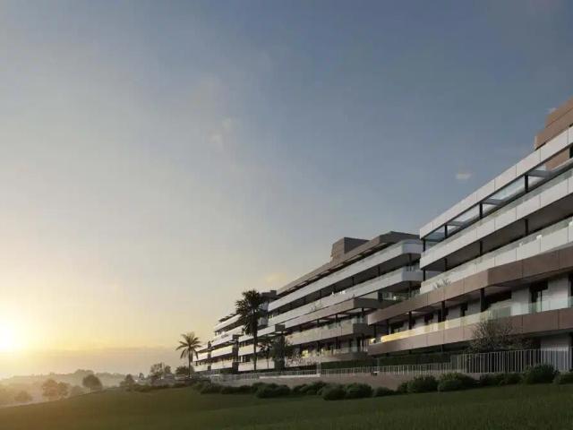 Apartamento de 3 habitaciones, 2 baños con vistas al mar y a. 137m² Estepona