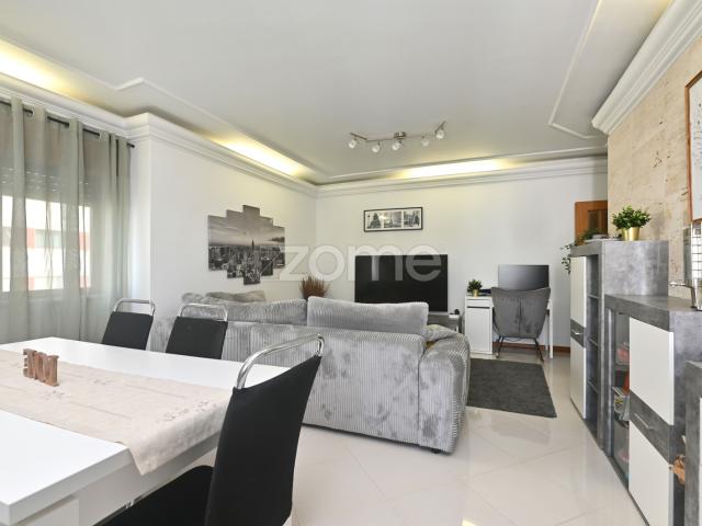 Apartamento de 3 Quartos com Estacionamento | Urbanização da Cavaleira, Algueirão