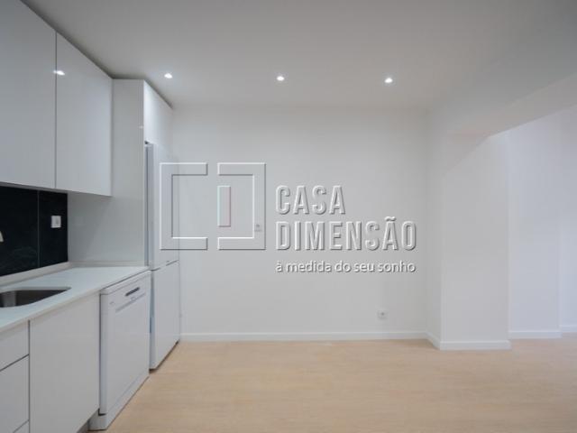Apartamento de tipologia T1+1, com terraço, na Buraca!