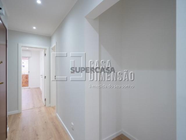Apartamento de tipologia T2, em fase de Remodelação, no Cacém!