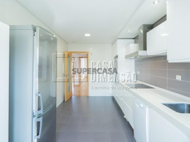 Apartamento de tipologia T2 na Serra de Carnaxide, Garagem BOX, como NOVO!