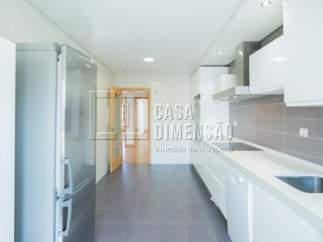 Apartamento de tipologia T2 na Serra de Carnaxide, Garagem BOX, como NOVO!