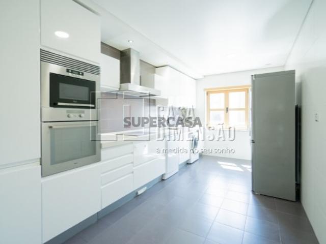 Apartamento de tipologia T2 na Serra de Carnaxide, Garagem BOX, como NOVO!
