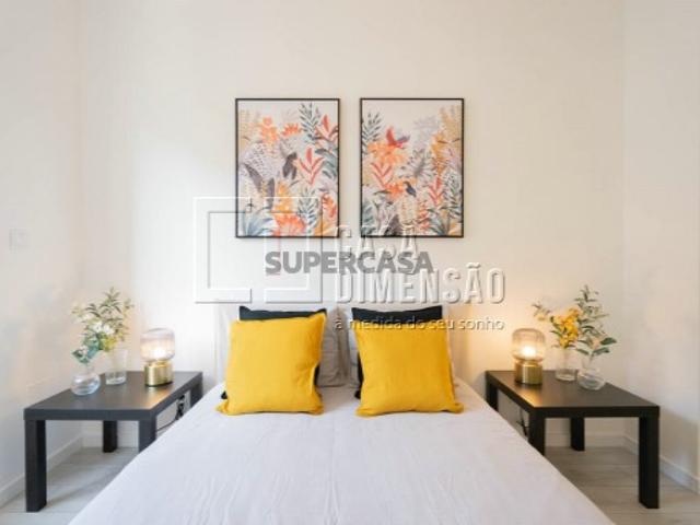 Apartamento de tipologia T3 com varanda, equipado, com estacionamento, em Benfica!