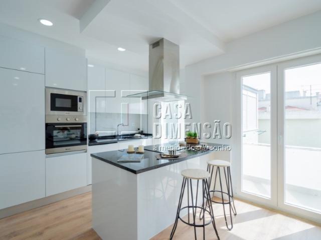 Apartamento de tipologia T3 com varandas em Benfica!