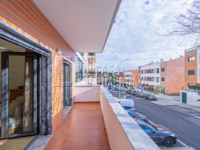 Apartamento de tipologia T3 em Tercena, com Terraço, Varandas e Garagem, como NOVO!
