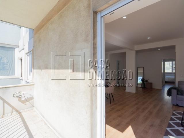 Apartamento de tipologia T3, mobilado e equipado em Benfica!