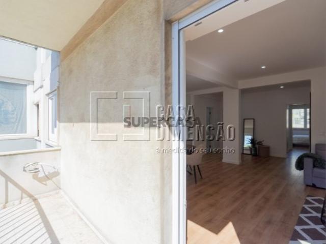 Apartamento de tipologia T3, mobilado e equipado em Benfica!