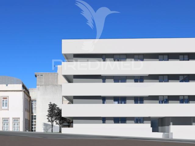 Apartamento de tipologia T3, Novo, 2 frentes, com terraço,varandas e uma box