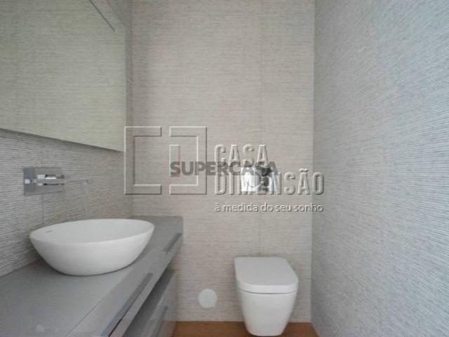 Apartamento de tipologia T3 novo com 134m2, com varandas, inserido num Edifício de Arquitetura Moderna!