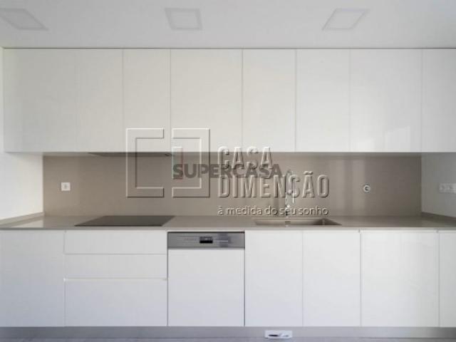 Apartamento de tipologia T3 novo com 134m2, com varandas, inserido num Edifício de Arquitetura Moderna!