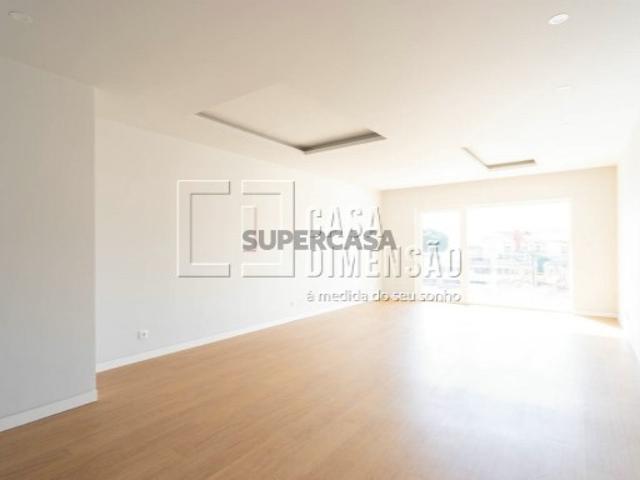 Apartamento de tipologia T3 novo com 138m2, com varandas, inserido num Edifício de Arquitetura Moderna!