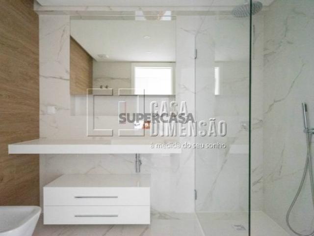 Apartamento de tipologia T3 novo com 138m2, com varandas, inserido num Edifício de Arquitetura Moderna!