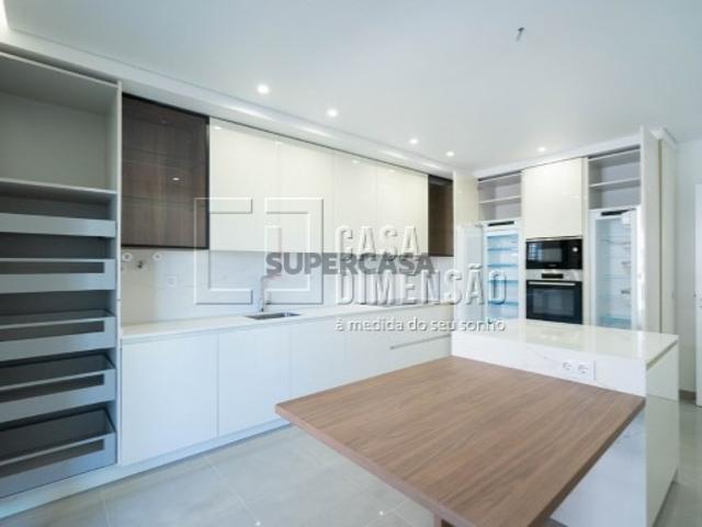 Apartamento de tipologia T3 na melhor zona de Carnaxide, com varandas, garagem e arrecadação!