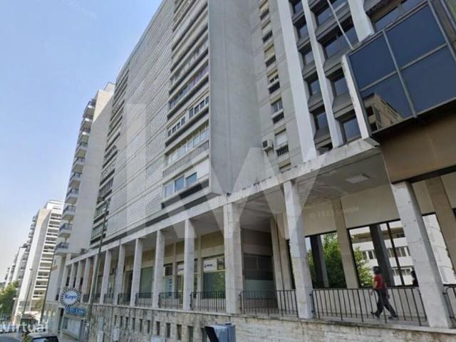 Apartamento de Tipologia T4 em Alvalade * Recuperao Total