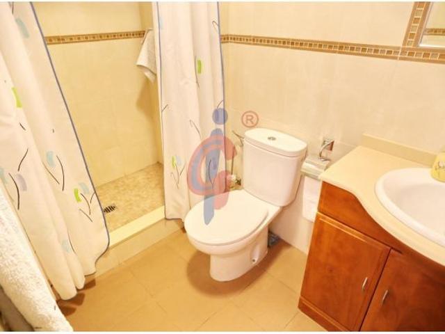 ¡Apartamento de tres dormitorios, dos baños, garaje y trastero con vistas sobre la Avenida Cervantes